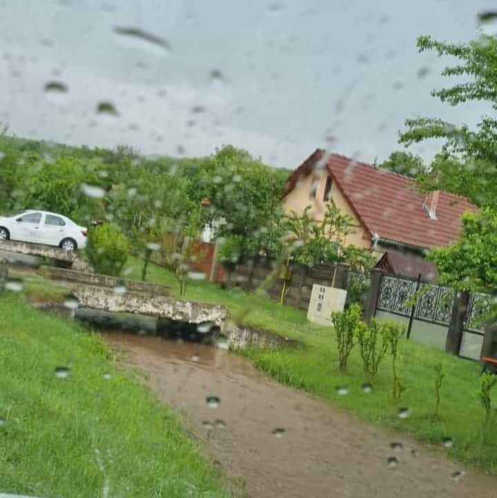 Foto Gospod Rii I Str Zi Din Mai Multe Sate Din Ciugud Inundate Dup