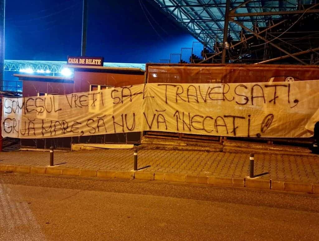 FOTO Suporterii U Cluj bannere la stadionul CFR din Gruia Când