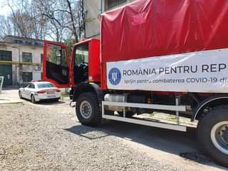 Kan een afbeelding zijn van buitenshuis en de tekst 'ERNI POLITIA ROMÂNIA PENTRU REP sprijin pentru combaterea COVID-19 di'