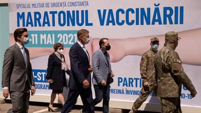 Kan een afbeelding zijn van een of meer mensen, staande mensen en de tekst 'SPITALUL MILITAR DE URGENȚĂ CONSTANȚA MARATONUL VACCINĂRII 11 MAI 2021 -ST OGRAM PARTI REUNĂ ÎNVINGI D-19'