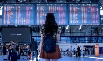 aeroport femeie calatorie avion