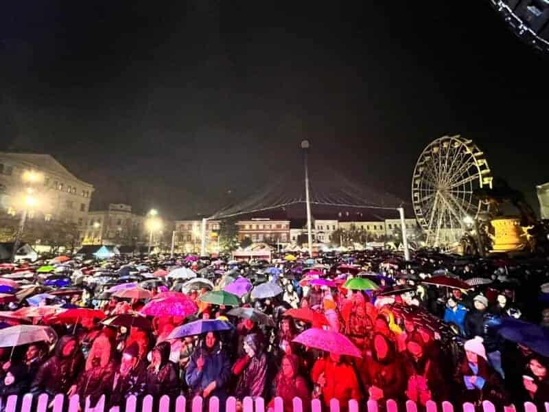 VIDEO FOTO. S-a DESCHIS Târgul De Crăciun Din Cluj. Sute De Clujeni Au ...